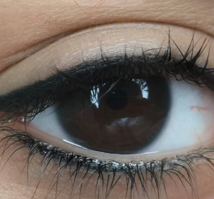 Delineado de ojos realizado por alumna de Isabelle's Academy