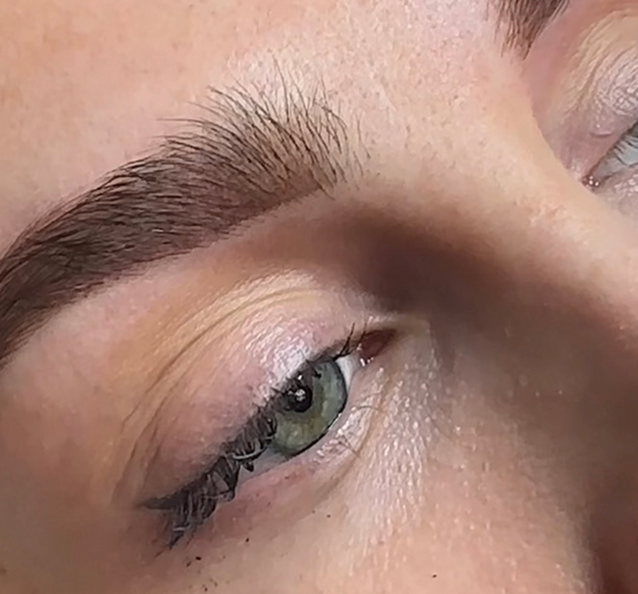 Microblading de cejas realizado por alumna de Isabelle's Academy